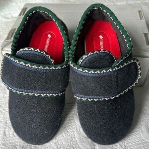Foamtreads Blue Slippers with Cozy Felt Design and Vibrant Green Stitching